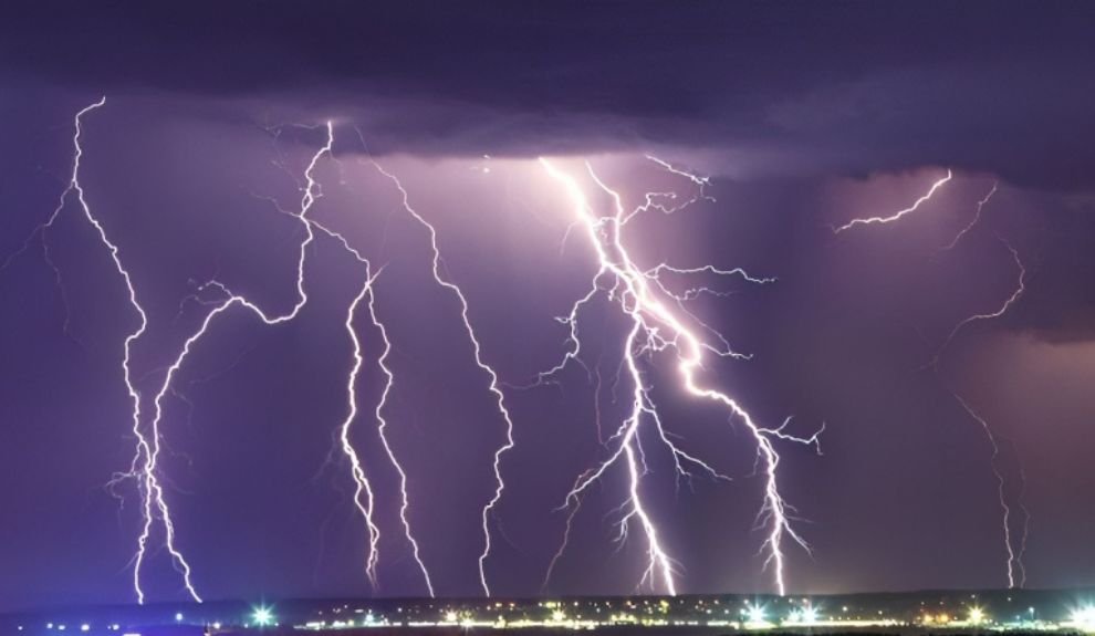 amenaza de tormenta eléctrica intensa